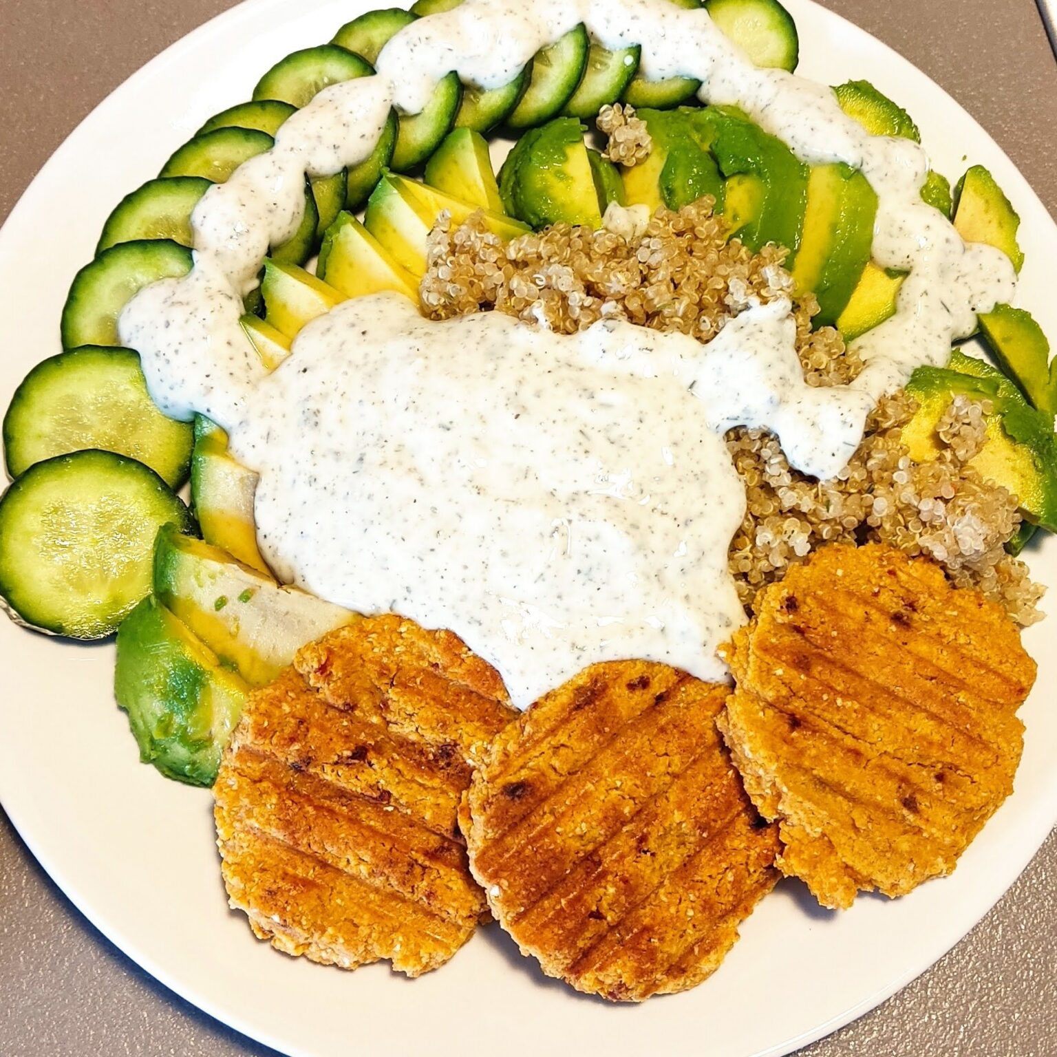 Falafel mit Gurke, Avocado und Joghurt-Dip