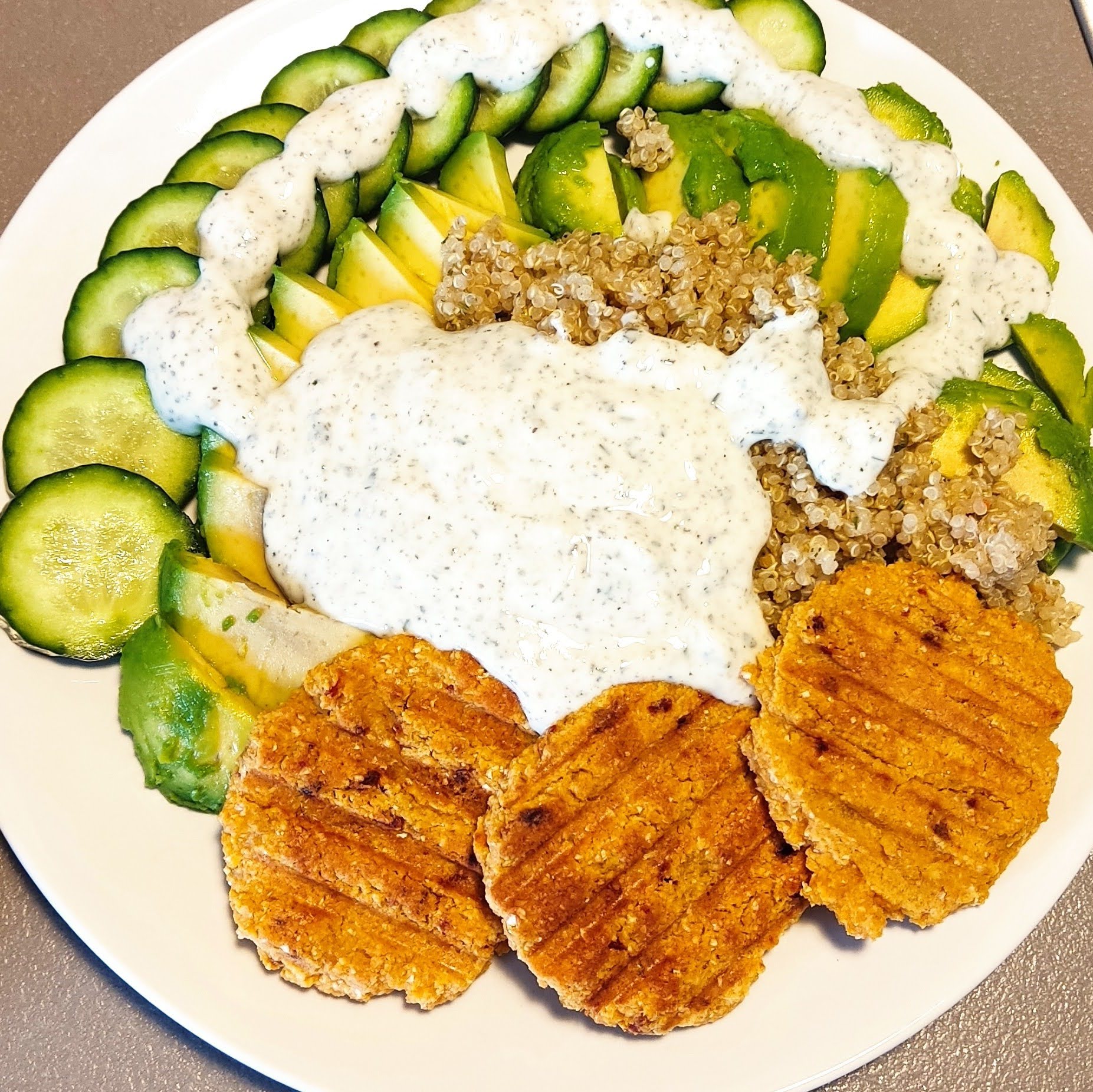 Falafel mit Gurke, Avocado und Joghurt-Dip