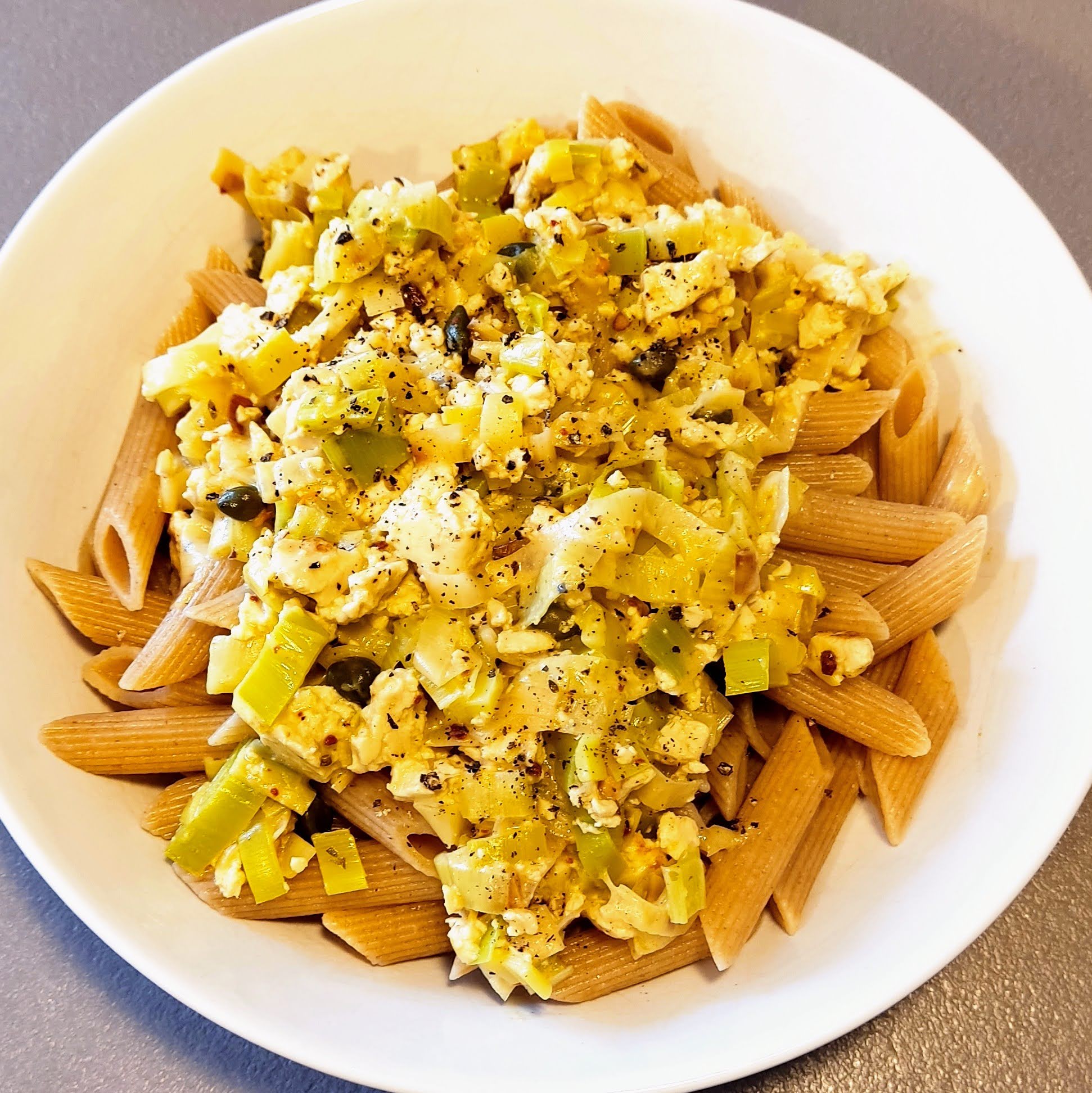 Vollkornnudeln mit Lauch, Tofu, Sahnesoße