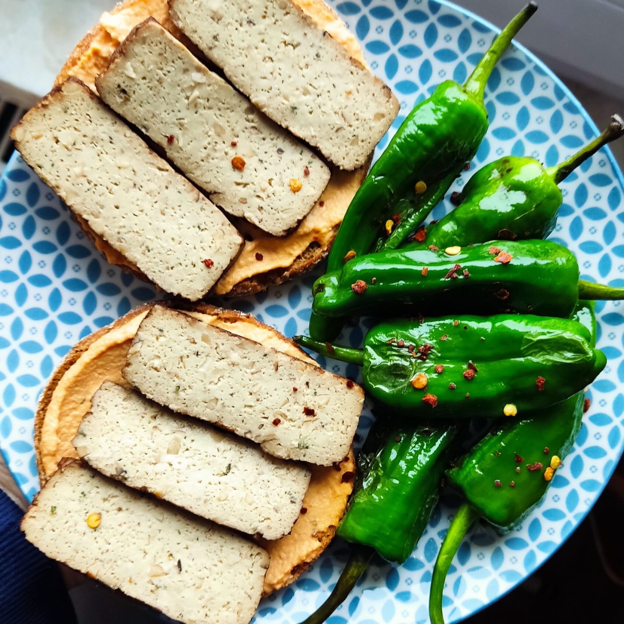 Brot mit Mandel-Nuss-Tofu, Bratpaprika