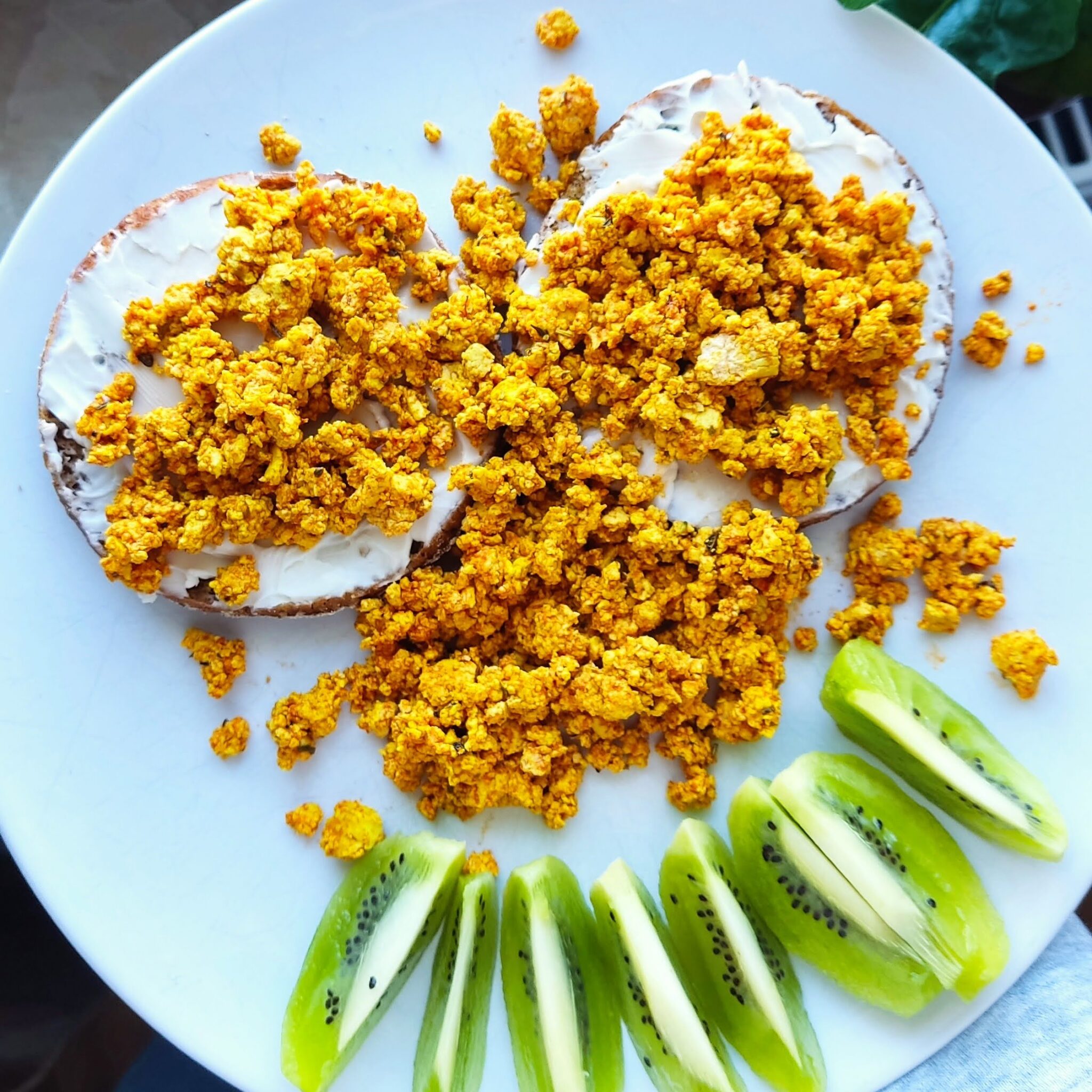 Vollkornbrot mit Frischkäse und Scrambled Tofu, Kiwi