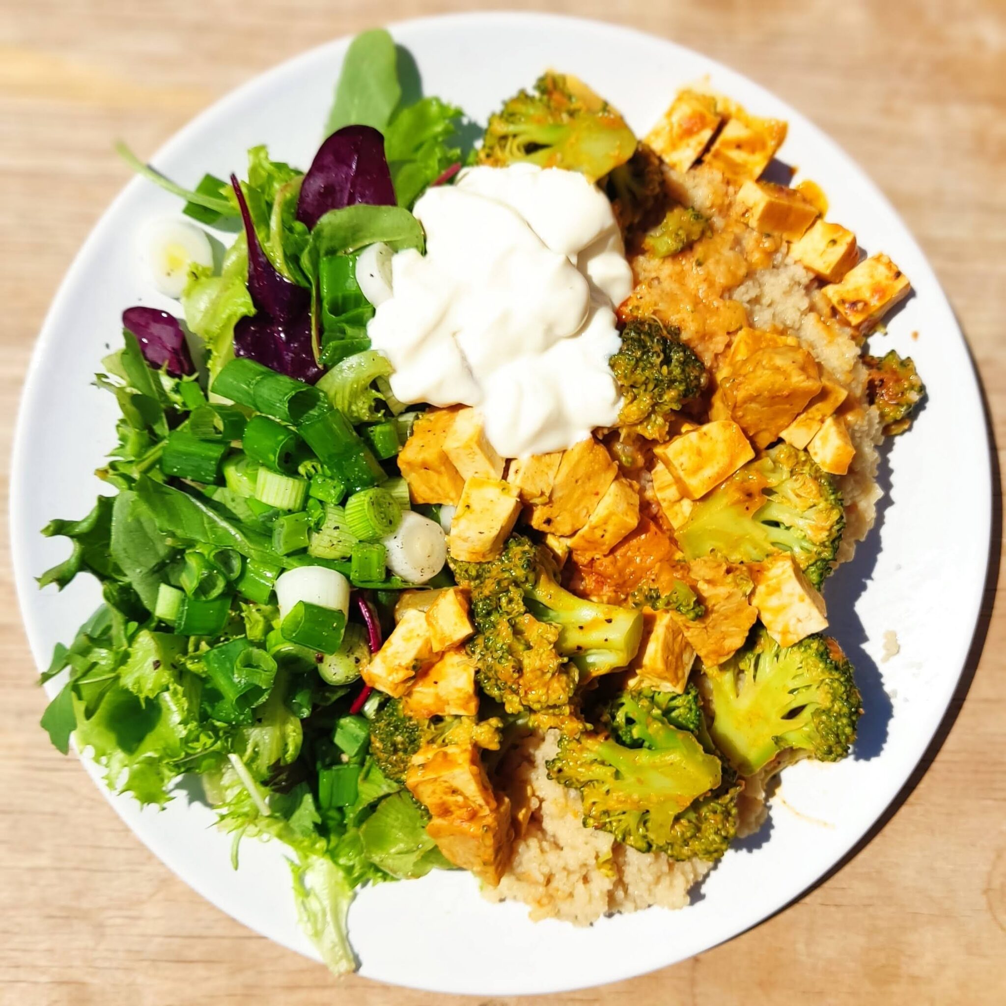 Couscous mit Brokkoli, Tofu, Salat