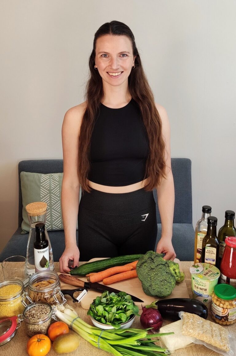 Portrait von Clara Czech - Beraterin für ganzheitliche Frauengesundheit mit pflanzlicher Ernährung